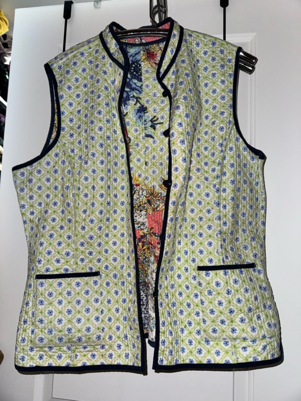 Vintage tabi reversible Quilted Floral Patchwork Vest with Navy Trim - Picture 3 of 4